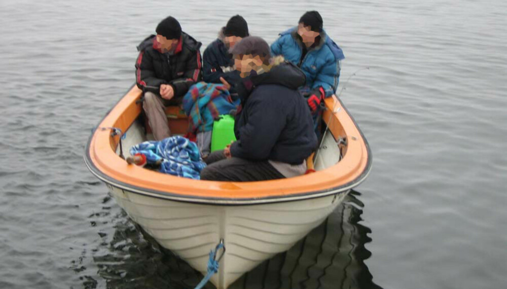 Disse fire russerne ble tatt på fersken på Strømtangen fyr utenfor Fredrikstad. De hadde stjålet to båtmotorer og båten de sitter i. Foto: Politiet