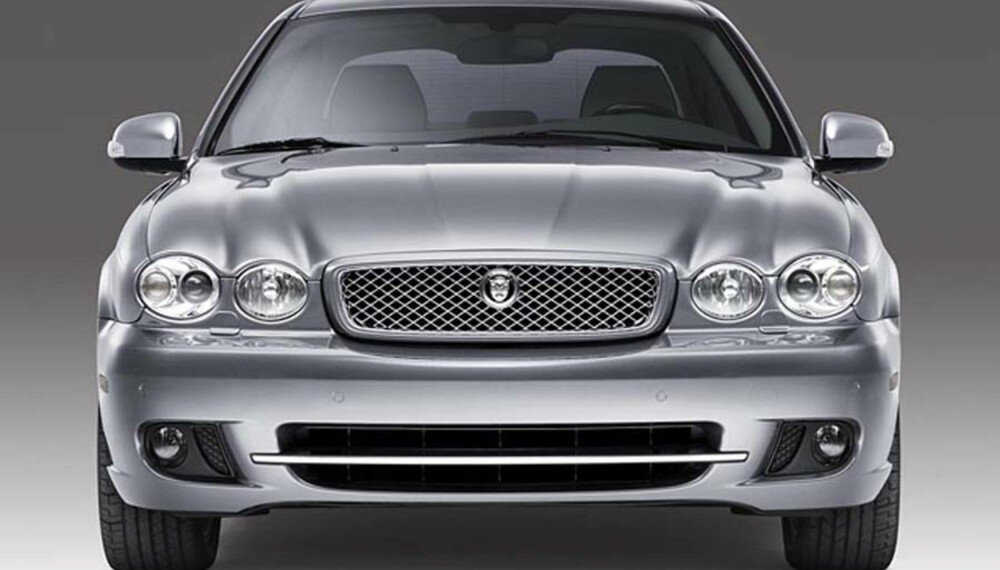 Den nye X-Type-fronten, som kommer på neste års modeller, er mer i stil med de øvrige Jaguar-modellene.