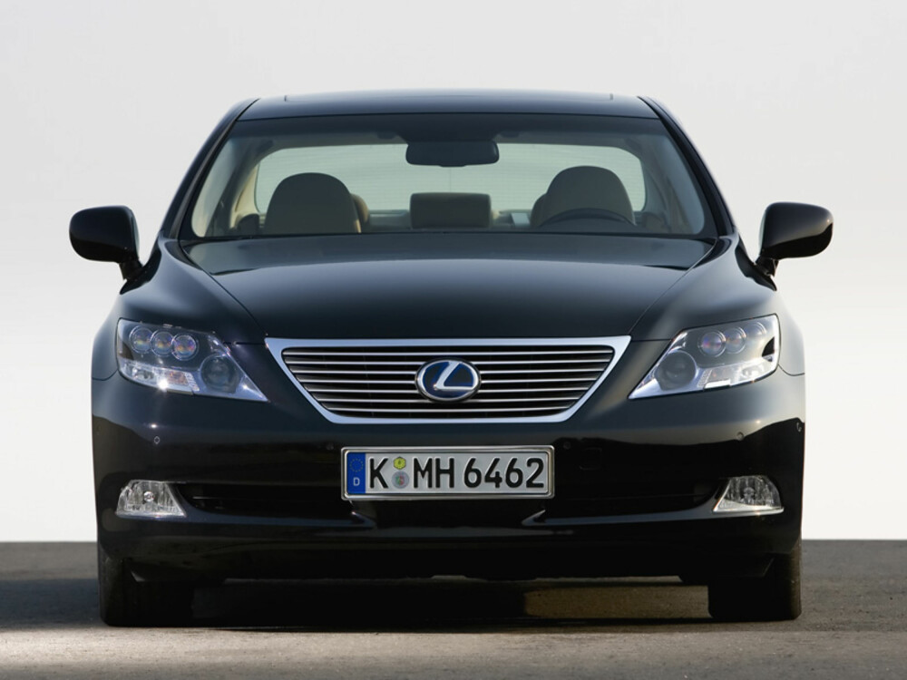 DÅRLIGERE: Lexus, her representert av flaggskipet LS600h, har langt lavere fabrikksgaranti på hybridsystemet enn konsernsøskenet Toyota Prius. Det skiller tre år (eller 60.000 km) mellom de to. DÅRLIGERE: Lexus, her representert av flaggskipet LS600h, har langt lavere fabrikksgaranti på hybridsystemet enn konsernsøskenet Toyota Prius. Det skiller tre år (eller 60.000 km) mellom de to.