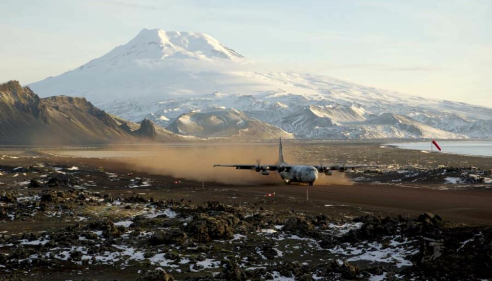 Høstflyet lander. 'Flyplassen' på Jan Mayen er bare en gammel grusstripe og ikke verdens travleste. Kommer du for sent til høstflyet, er juleflyet enste anledning. I bakgrunnen vulkanen Beerenberg. Foto: Frank Nergård