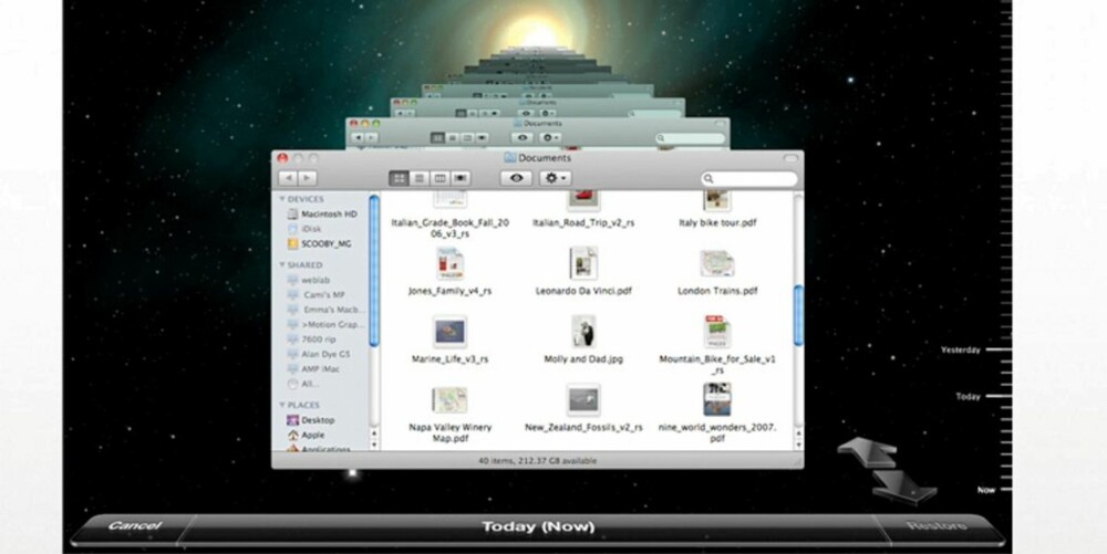 Tilbake i tid: «Her er et skjermbilde fra Mac OSX Leopards Time Machine. Man står i en mappe og kikker tilbake i tid.»