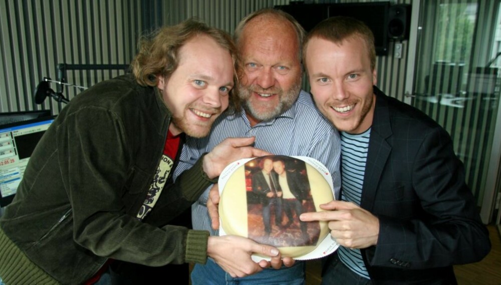 RADIOPREMIERE: Jon Niklas Rønning og Anders Bye blir gratulert av P4s sjef Kalle Lisberg etter deres premieresending av programmet Bye og Rønning på P4