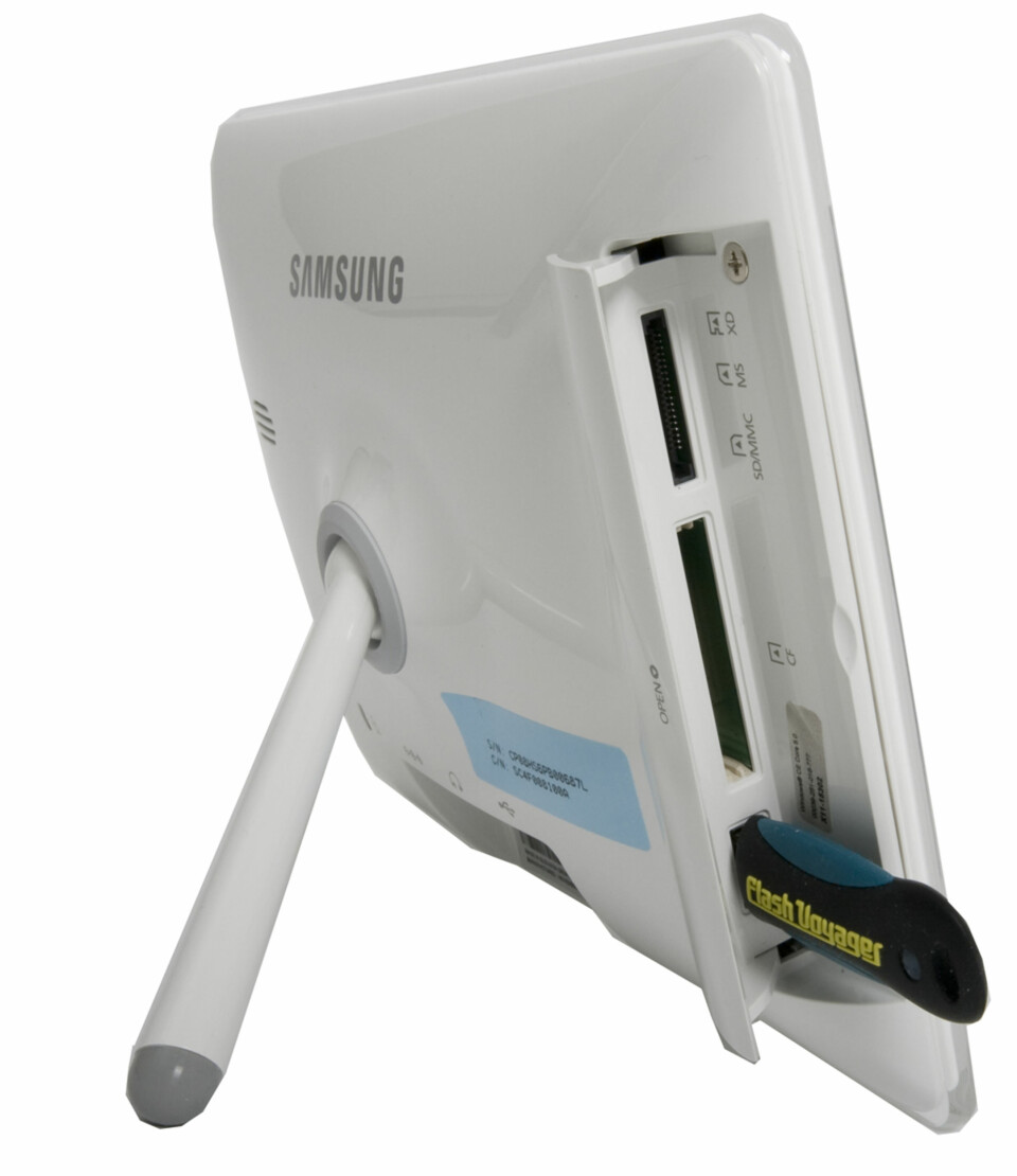 LUKE: Med en minnepinne koblet til, kan du ikke lukke luken som skjuler tilkoblingspunktene. Minnepinnen synes også fra forsiden av rammen.