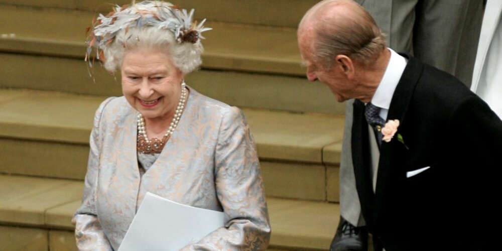 SMILER, MEN: Dronnig Elizabeth og prins Philip ser begeistret ut her, men sannheten er at de ikke ble fornøyd da de hørte om bildesalget.