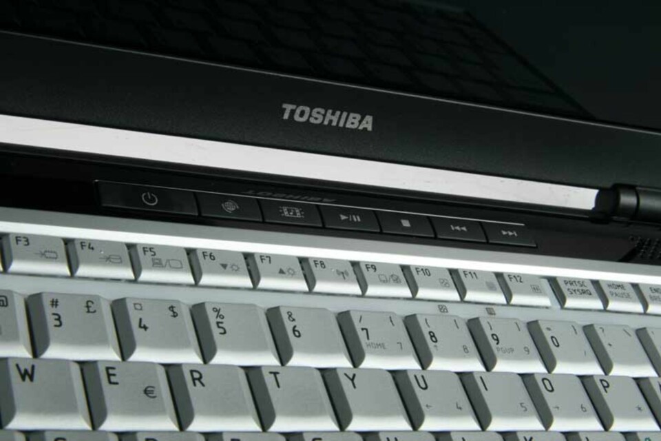 HURTIGKNAPPER: Knapper for medieavspilling er plassert foran tastaturet.