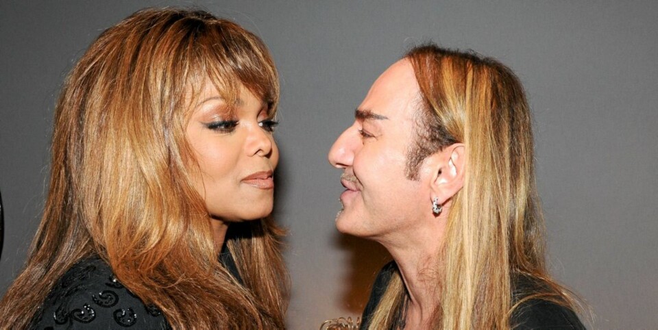 GODE VENNER: Janet Jackson og designer John Galliano