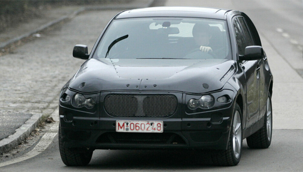 BMW X1 får i stor grad det samme karosseriet som 1-Serie, men høyere bakkeklaring og kraftige beskyttelsesbiter rundt karosseriets nedre deler. Foto: Automedia