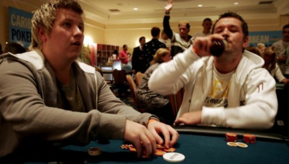 LOV UTE - FORBUDT HJEMME: Kortspill om penger er strengt forbudt hjemme, men i kasinoet på Marriott er det fritt fram for Jarle (t.v.) og Tony Jensen. Foto: Thorkild Gundersen