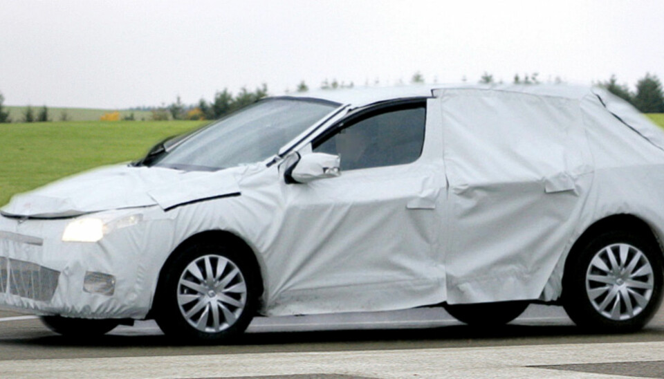 Selv om testbilen er svært godt kamuflert, er våre spionfotografer sikre på at dette er neste generasjon Renault Mégane. Foto: Automedia