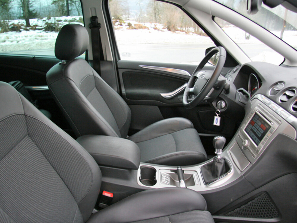SITTER GODT: I forhold til mange andre flerbruksbiler, er førerposisjonen i Ford S-Max nesten som i en vanlig familiebil. 