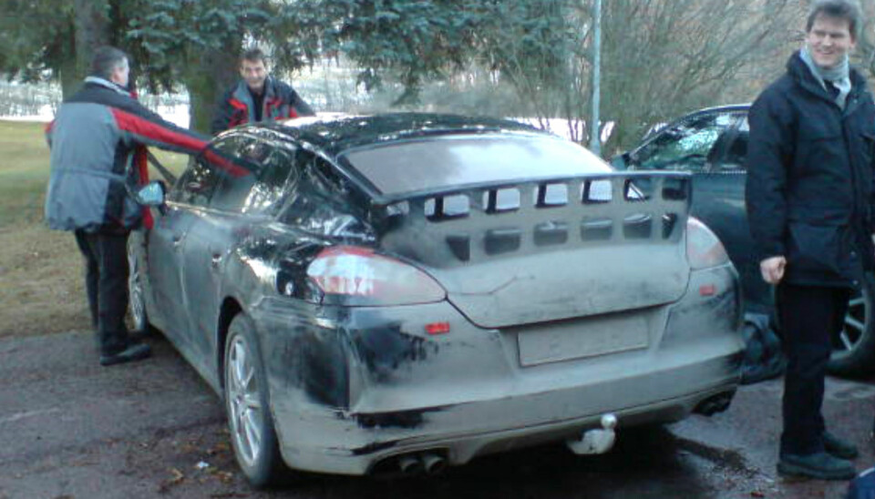 Porsche tester nå ut ulike frontpartier og forskjellige hekkvinger i Sverige. Legg merke til at bilen også har fått hengerfeste! Fire utblås bak hinter om en velvoksen motor. Foto: Bjørn Normann Olsen
