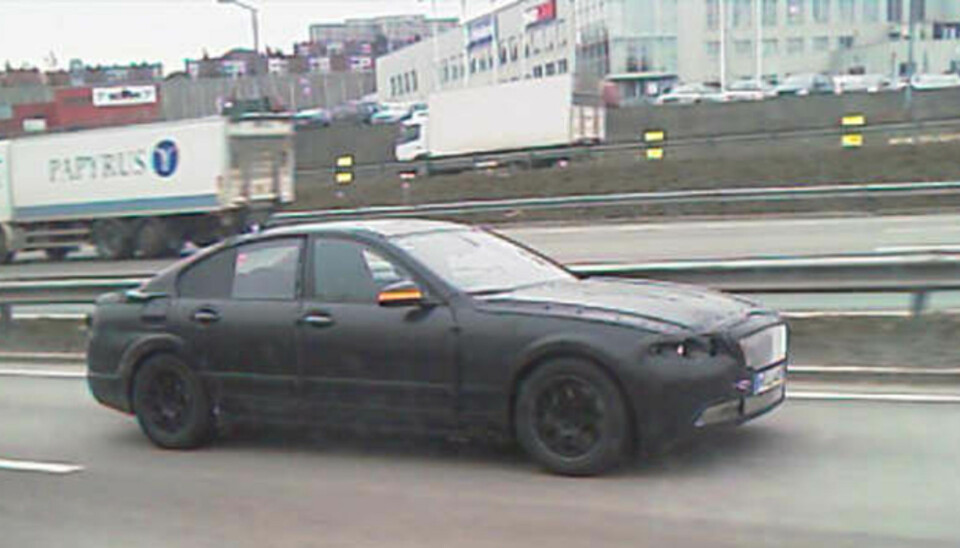 På E6 ved Alnabru i Oslo kom vår trofaste og årvåkne leser Aksel Olsen over denne hemmelige, maskerte BMW 5-Serie. Foto: Aksel Olsen