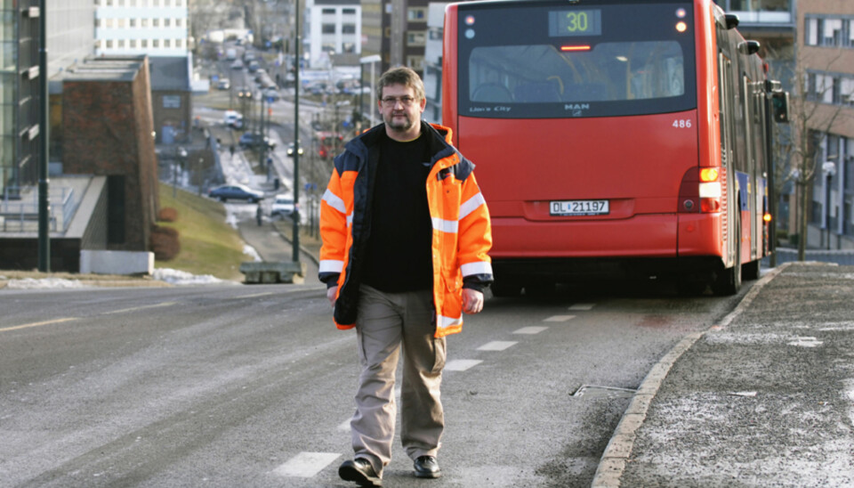 Vidar Halvorsen kjører ikke lenger buss, men han jobber med busstrafikk. Fire år etter ulykken hvor to barn ble drept sliter han fortsatt med tragedien ¿ og understreker at det kan skje alle sjåfører, når som helst. Foto: Håkon Bonafede