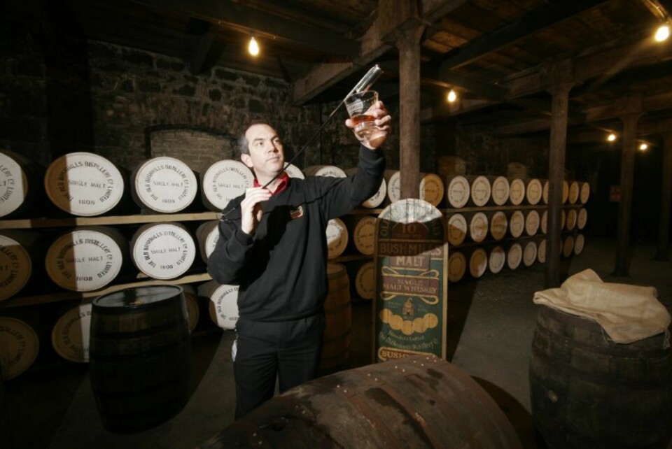 'MØKKAJOBB': Blant anrbeidsoppgavene til en sjefsdestillatør er å kvalitetskontrollere whiskeyen mens den godgjør seg på fatene. Men, jobben begrenser seg til å lukte og gurgle, før dråpene spyttes ut igjen.