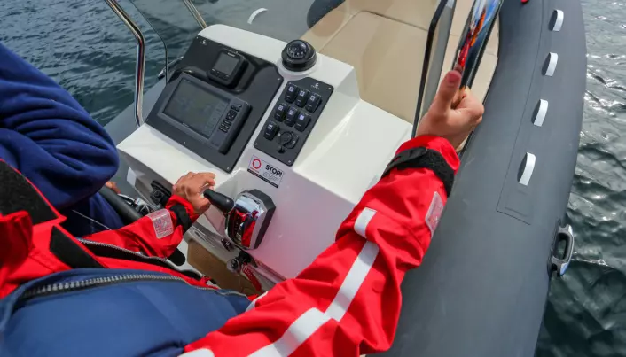 MANGLER GREP: Copiloten strever etter grep i bølgene og kan fort komme borti gasspaken. Et ekstra håndtak på dashbordet hadde gjort seg (FOTO: Terje Bjørnsen).