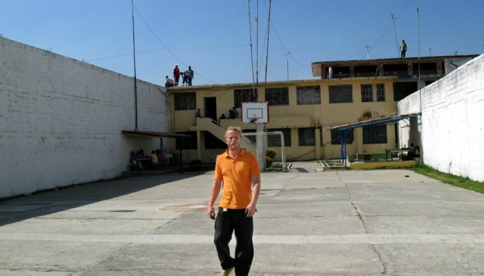 FRIT FRAM: John Andrè Olsen i hovedkoridoren i luksusavdelingen i Litoral-fengselet. Her er ingen voktere. Her gjelder mafiaens lov.