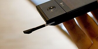 Pennen som ligger gjemt i hjørnet på telefonen, sitter fast ved hjelp av en magnet. Det skal derfor en del til at den blir slarkete.