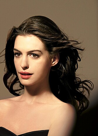 NYTT: Høstens makeup fra Lancôme er orientalsk inspirert og spennende. Skuespiller Anne Hathaway fronter selkapets nye duft.
