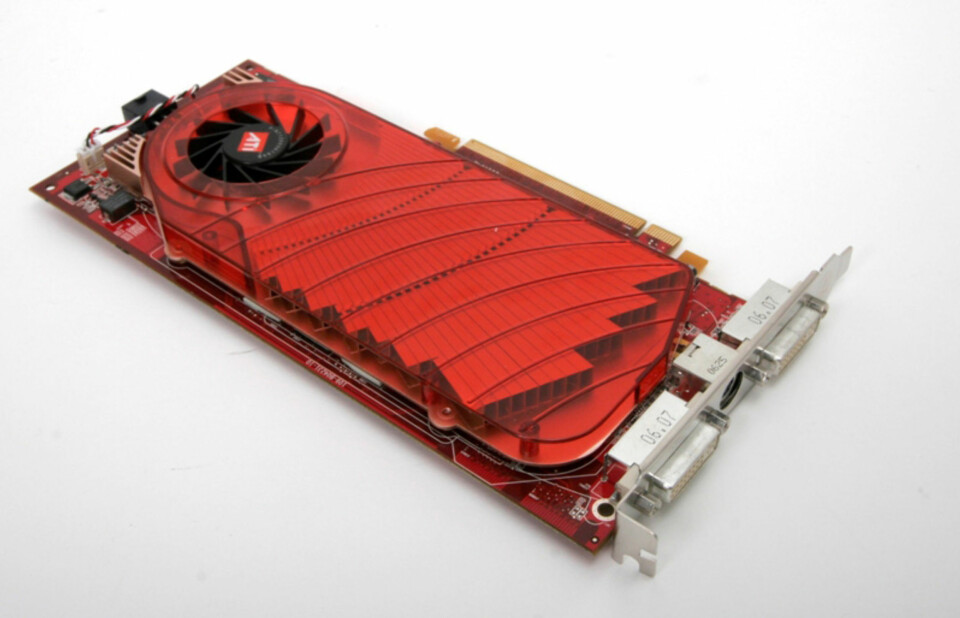 BYR PÅ SNADDER: Som en kompensasjon for manglende ytelse, byr PowerColor Radeon X1900 GT på ekstra snadder i esken.