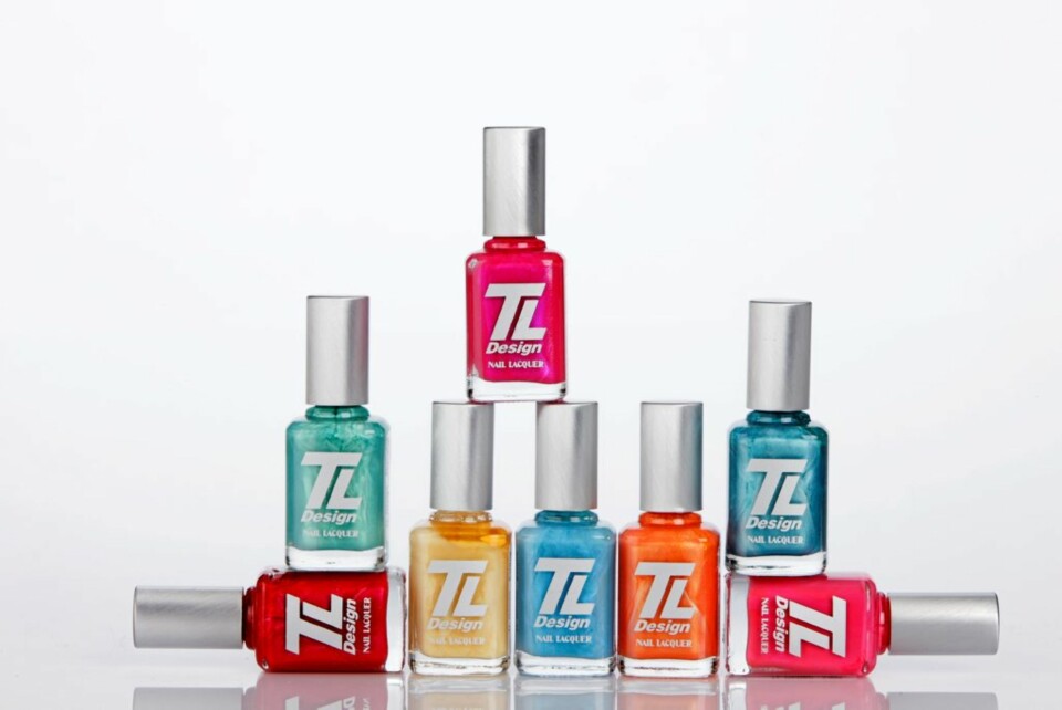 STERKE FARGER: TL Design har blå neglelakk. Pris 129.