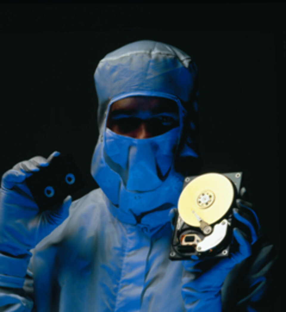 Når man åpner en harddisk må man være ekstremt forsiktig. Selv ett eneste støvkorn er nok for å ødelegge den. Ibas bruker derfor renrom når dette gjøres.