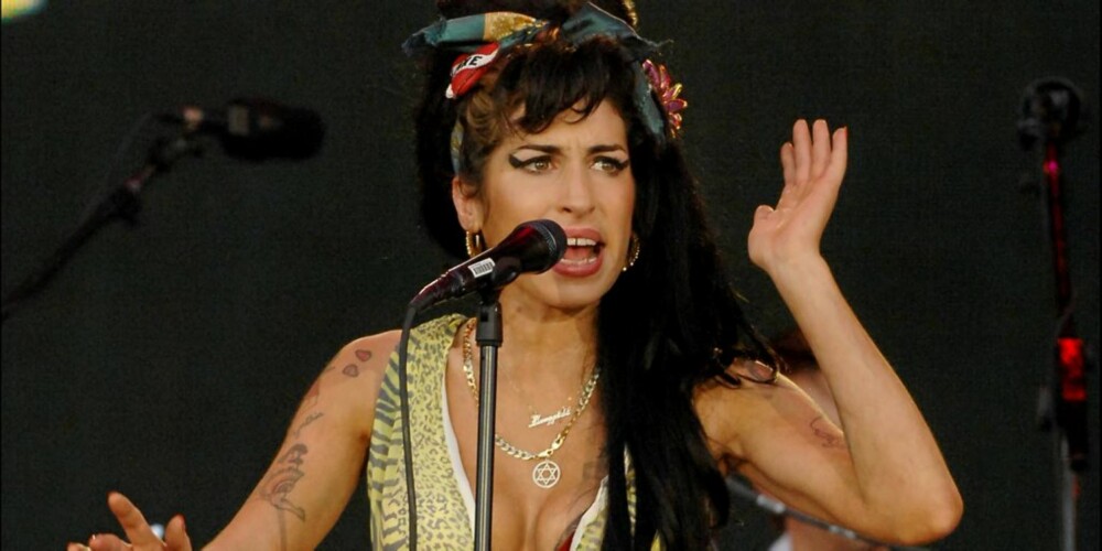 GA ALT: Amy Winehouse hadde energi på scenen i Madrid - godt hjulpet av rødvinsglasset.