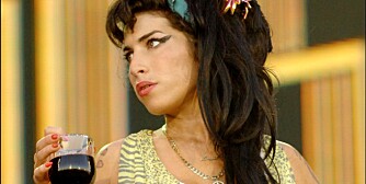 SCENEDRANKER: Amy Winehouse slukker tørsten med rødvin