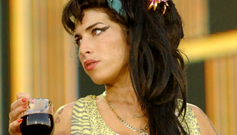SCENEDRANKER: Amy Winehouse slukker tørsten med rødvin