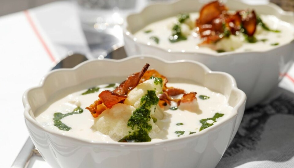 Blomkålsuppe med bacon og persilleolje.