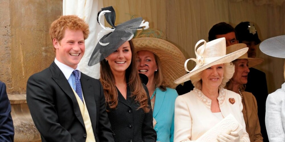 GODTATT: Kate blir sett på som en av familien. Her mellom prins Harry og hertuginne Camilla.