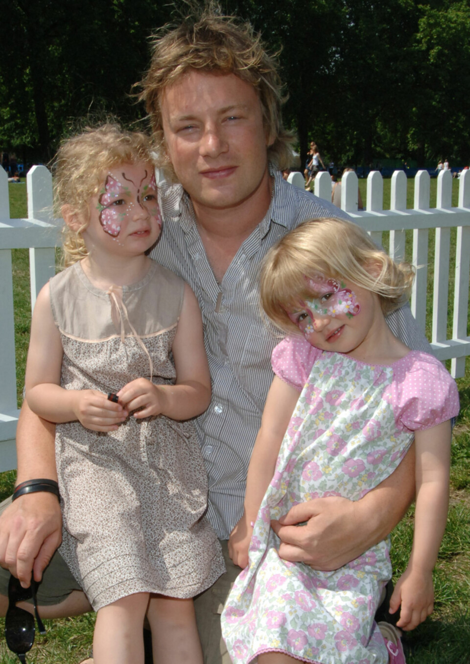 Jamie Oliver med døtrene Poppy og Daisy.