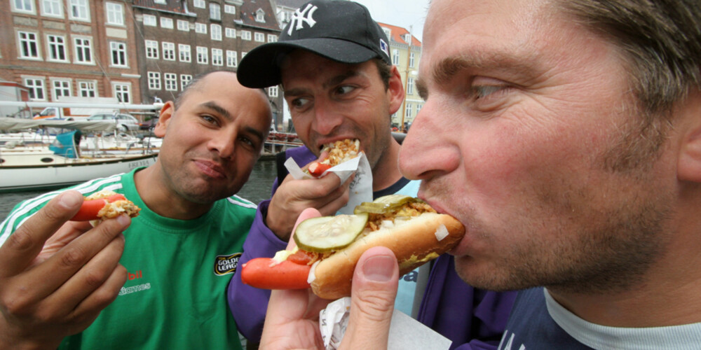 (Fra v.) Jan, Morten og Helge tar seg en velfortjent ""hot dog med det hele"" på ekte dansk vis.