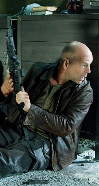 En helt vanlig arbeidsdag for pol'timannen John McClane, alias Bruce Willis, i "Die Hard 4.0". (Foto: Filmweb)