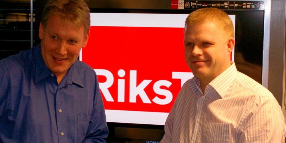 Svein-Ove Søreide fra RiksTV (t.v.) og Kjell Ove Marienborg fra Sony (t.h.) under lanseringen av RiksTV-klare Sony TV-er i januar i år.