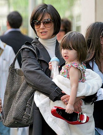 HØNEMOR: Katie passer godt på datteren som hun har sammen med ektemannen Tom Cruise.