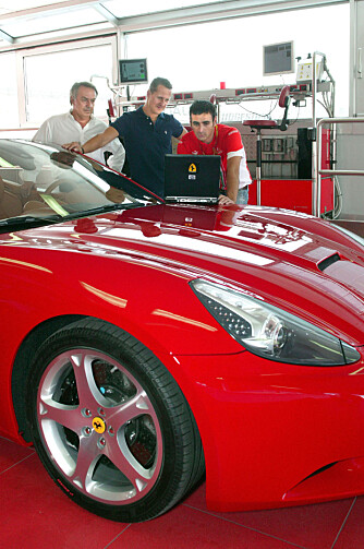 Her jobber Schumacher ¿ sammen med Dario Benuzzi og Raffaele De Simone ¿ med California på Fiorano-testbanen til Ferrari. Her jobber Schumacher ¿ sammen med Dario Benuzzi og Raffaele De Simone ¿ med California på Fiorano-testbanen til Ferrari.