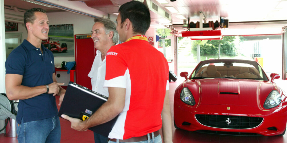 Det er ikke helt sikkert at Ferraris testførere Dario Benuzzi og Raffaele De Simone har så mye å lære av Schumacher når det gjelder å ratte en Ferrari rundt deres egen testbane¿ Det er ikke helt sikkert at Ferraris testførere Dario Benuzzi og Raffaele De Simone har så mye å lære av Schumacher når det gjelder å ratte en Ferrari rundt deres egen testbane¿