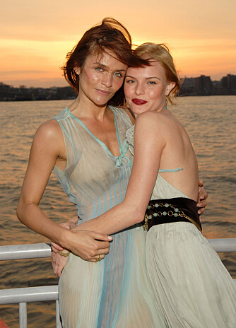 Helena og venninnen Kate Bosworth finner tonen under en celeber middag i New York. (Foto: WireImage/All Over Press)