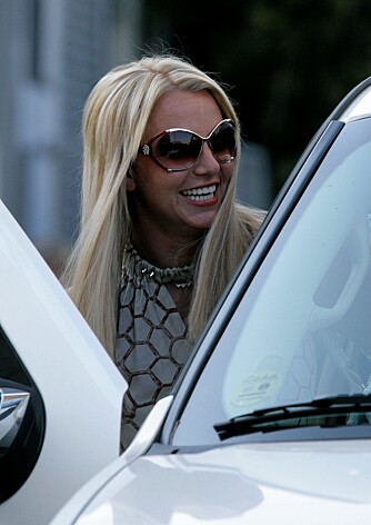 HENRYKT: Britney gleder seg over å få lov til å samarbeide med idolet sitt igjen. Her har hun akkurat fått fikset håret sitt til innspillingen av filmsegmentet.