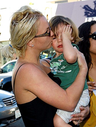 BESØKSRETT: Britney har endelig fått lov til å ha sønnene sine på overnattingsbesøk igjen. Her er hun sammen med eldstemann, Sean Preston.