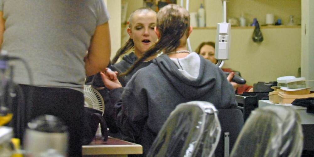 PSYKISK SAMMENBRYDD: Mange mener Britney slet med psykiske problemer da hun ut av det blå barberte av seg alt håret på hodet.