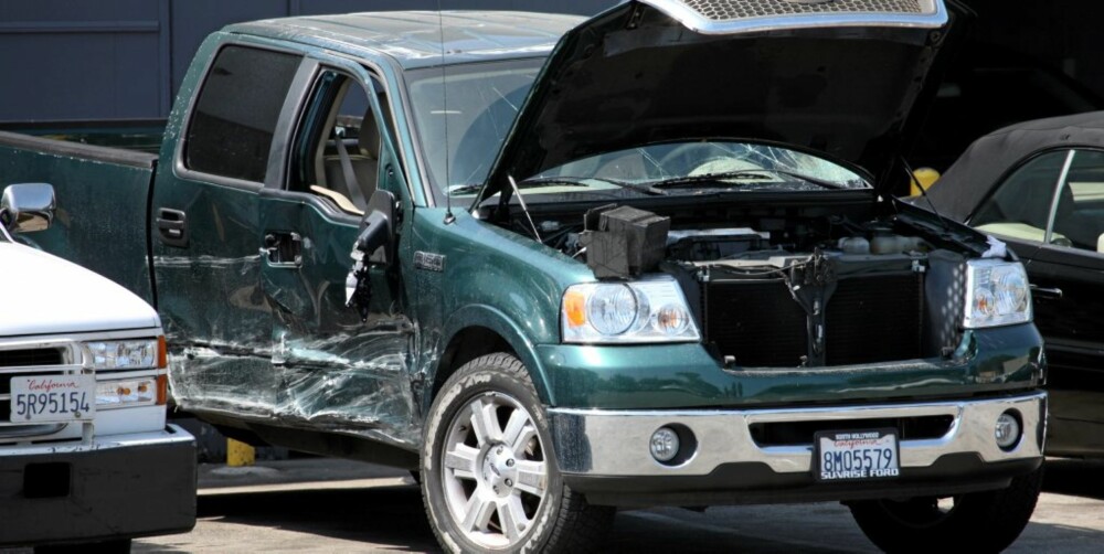 SKADET: Både Shia selv, og bilen ble skadet. Her ser du hvordan bilen hans så ut etter ulykken.