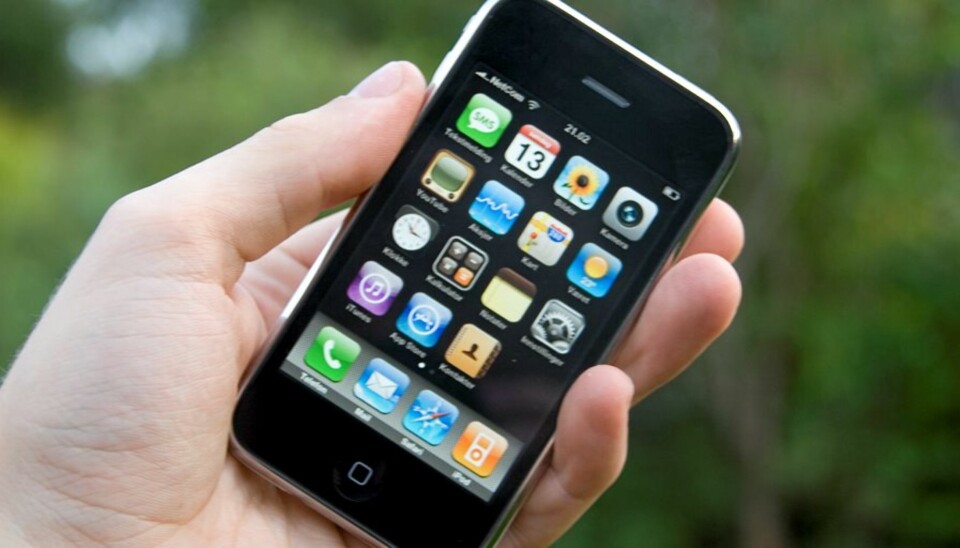Her er hovedmenyen på iPhone. Man kan legge til programmer som man laster ned fra nettet. Disse havner på neste side, som man blar til ved å dra fingeren over skjermen.