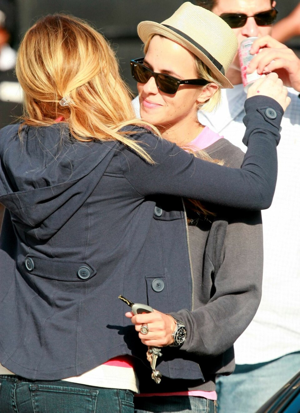 LYKKELIGE: Endelig viser Lindsay og Samantha følelsene sine offentlig.