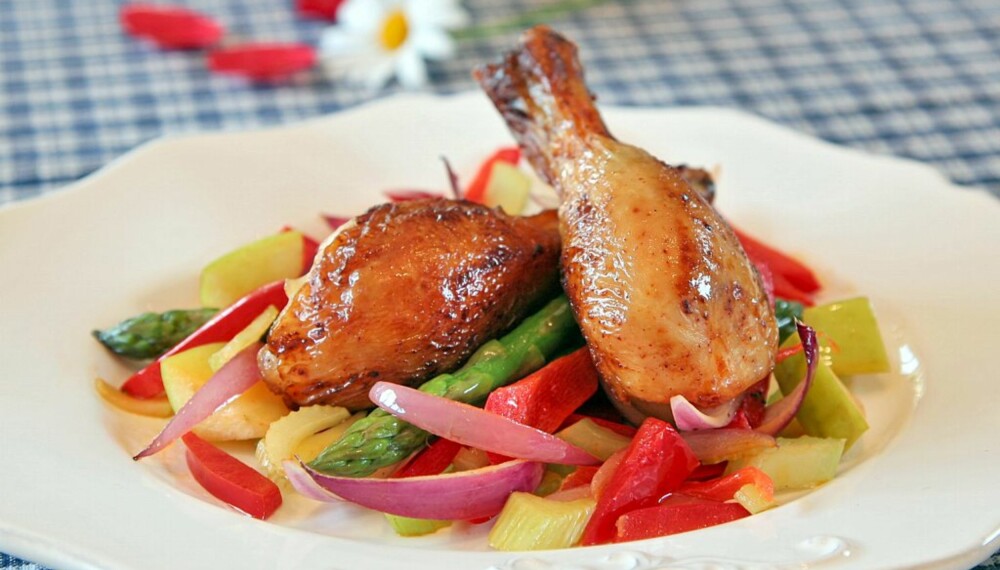 Grillet kylling smaker deilig med en lun, men knasende sprø salat til.