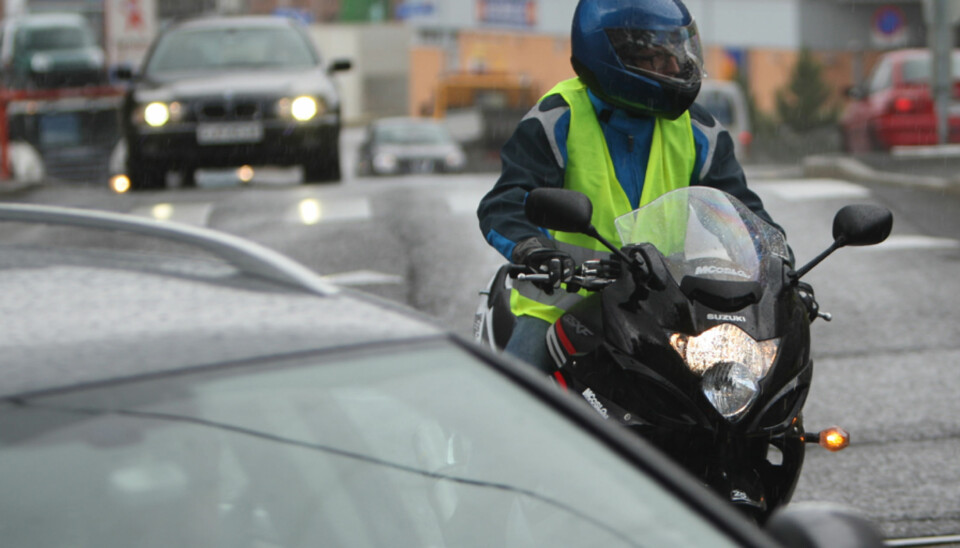 Nødvendig synlighet: Selv i et komplekst trafikkbilde er det til enhver tid kun en håndfull biler som er farlige for motorsyklisten - og det er de som har mulighet til å krysse din vei. Det er disse du må være synlige for. De som ikke kan skade deg har du heller ingen ''nytte'' av at ser deg.