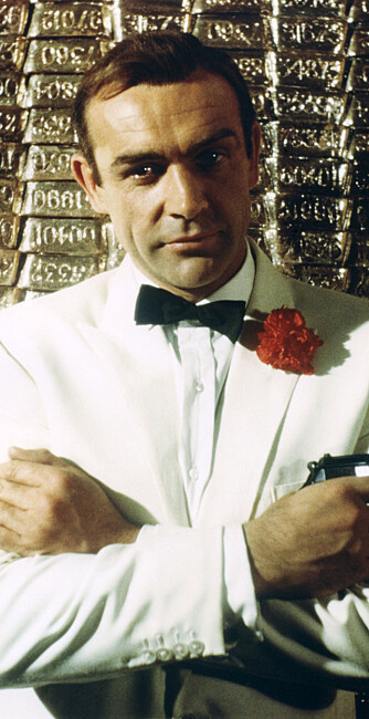 Sean Connery, i rollen som James Bond, kan komme unna med hvit dress og rød knappehullblomst. Men ikke så mange andre.