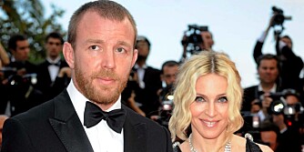 INGEN SKILSMISSE: Madonnas talskvinne avviser ryktene om at sangfuglen og regissøren planlegger en skilsmisse.