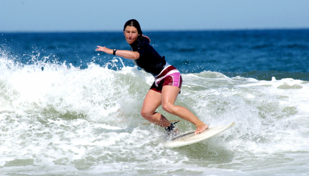 Denne sommeren er det kult å være surfejente - både til vanns og på land. (Foto: iStockphoto)