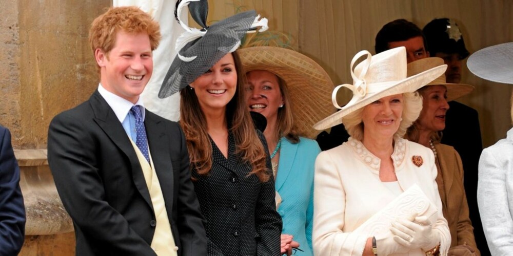 KONGELIG INNPASS: Kate har deltatt på kongelige tilstelninger alene mens William har vært bortreist. Her sammen med prins Harry og Camilla The Duchess of Cornwall.